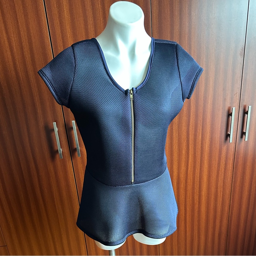 New BEWARE! Stylish,beautiful,sexy Blouse. Machine wash Made in USA.s XL (fit M)